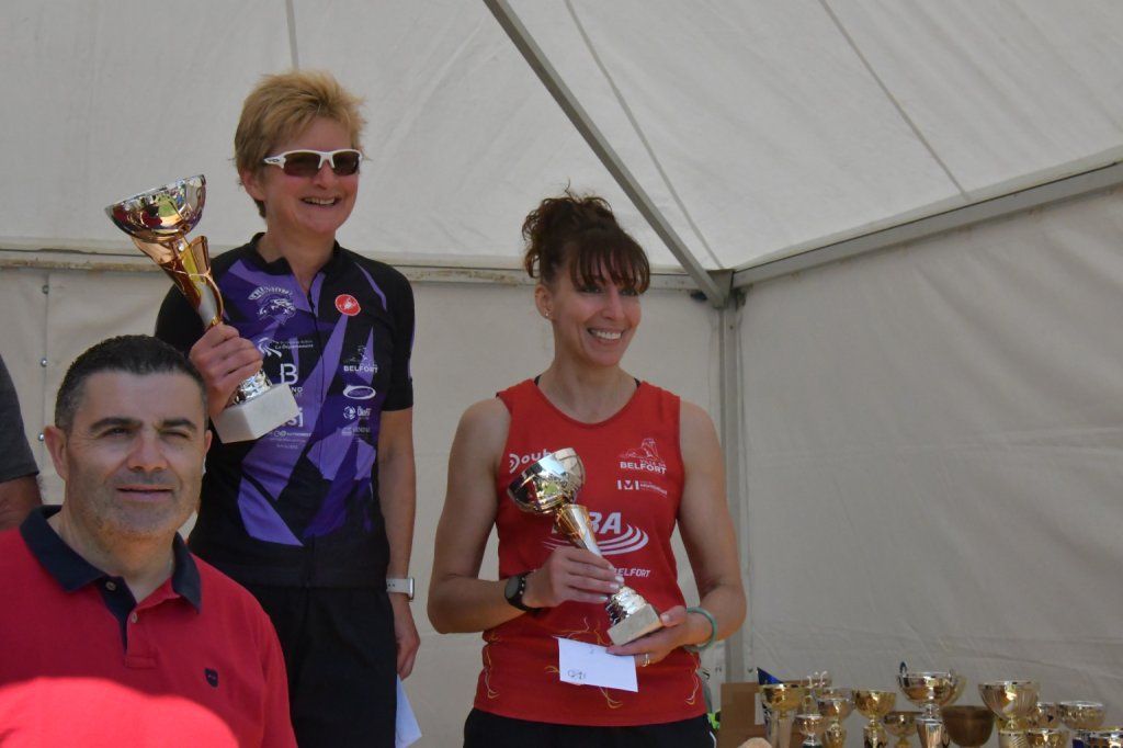 Le podium féminin récompensé par Pierre-Jérôme Collard adjoint aux sport de la ville de Belfort.